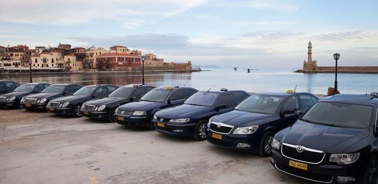 Υπάρχει ακόμα ανθρωπιά: Οι αυτοκινητιστές των Χανίων χάρισαν χαμόγελα σε ηλικιωμένους